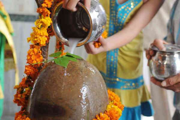 सावन में भोलेनाथ को करना है खुश, तो चढ़ाएं उनकी पसंदीदा चीजें