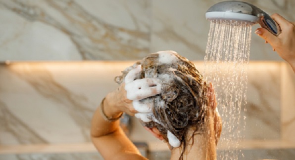बालों को झड़ने से रोकना है तो इन बातों को ध्यान में रखकर करें शैंपू का चुनाव, खुजली-ड्रैंडफ से मिलेगा छुटकारा
