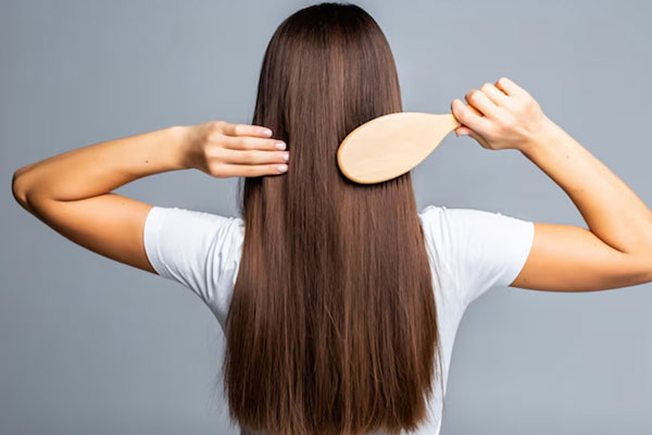 जड़ से मजबूत बनाना है बाल तो करें ये काम, शाइनी दिखेंगे हेयर