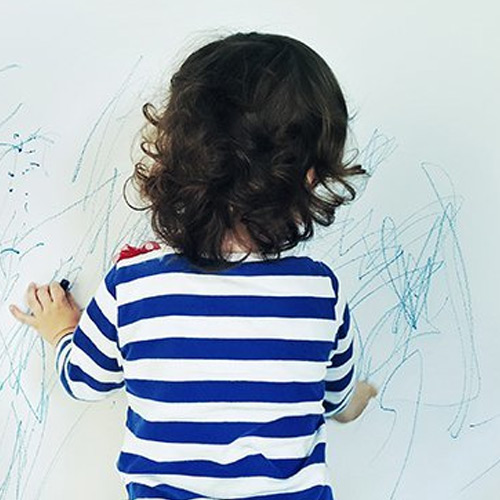 छोटे बच्चों ने पेन पेंसिल और रंगो से दीवार कर दिया है खराब, तो इन तरीकों से करें साफ