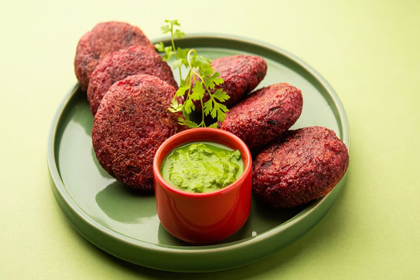 बच्चे घर का खाना खाने में करते हैं आनाकानी, तो इस तरह बनाएं गाजर चुकंदर का कटलेट
