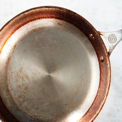 कई कोशिशों के बाद भी साफ नहीं हो रहा गंदा तवा, तो इन तरीकों से करें क्लीन