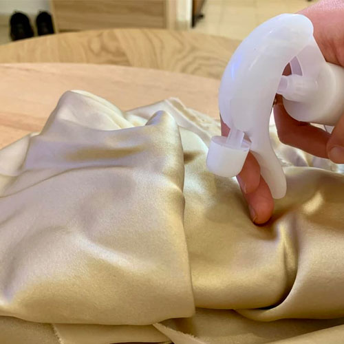 आपकी फेवरेट सिल्क साड़ी में लग गया है दाग, तो जानिए छुड़ाने के आसान तरीके