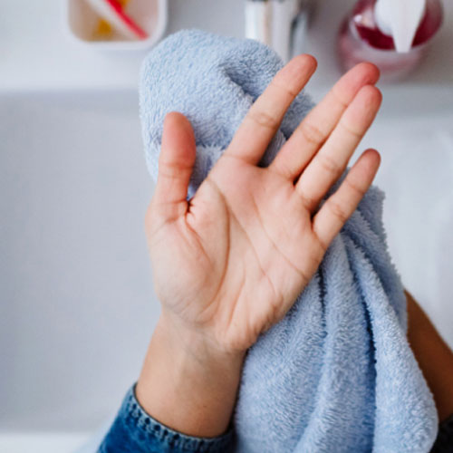 बर्तन धोने से हाथ हो गए हैं रूखे, तो इन टिप्स से रहेंगे मुलायम