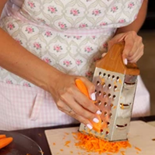 गाजर को घिसते घिसते हाथों के होता है दर्द, तो फॉलो करें ये टिप्स