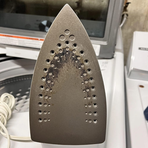 कपड़े की सिलवटें ठीक करने में काली हो गयी है प्रेस, तो इन तरीकों से करें साफ