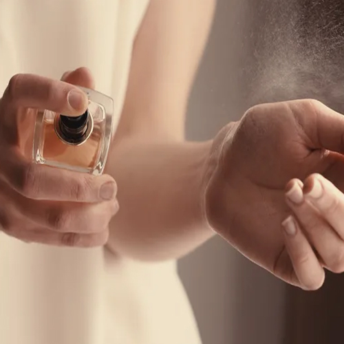 गर्मियों में लंबे समय तक नहीं टिकता है आपका परफ्यूम, तो इस तरह करें इस्तेमाल