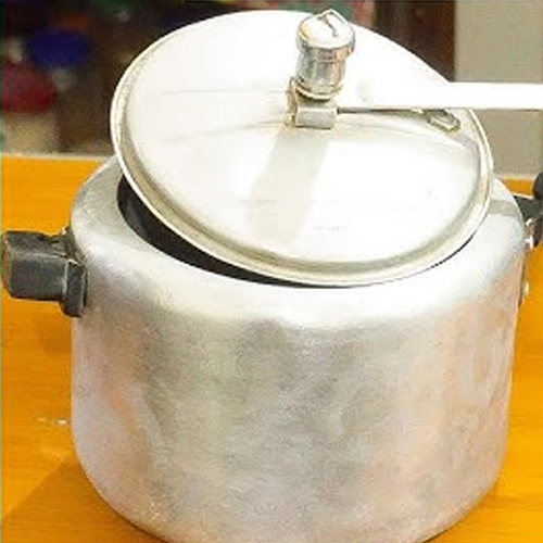 खाना बनाते हुए बुरी तरह जल गया है कुकर, तो ऐसे मिनटों में करें साफ