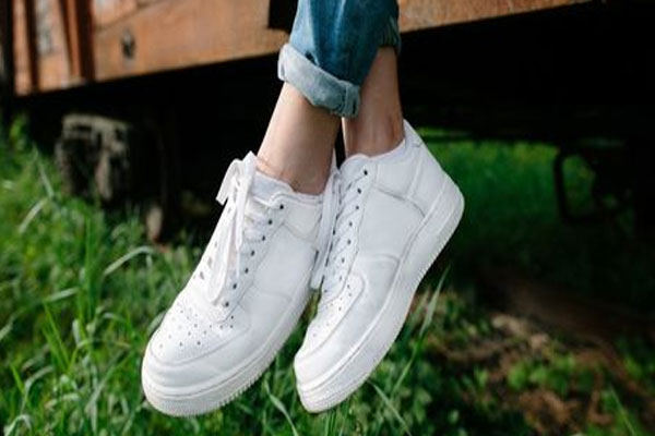 इस तरह
करें अपने सफेद जूतों की सफाई, पहनने पर लगे नए जूते जैसा