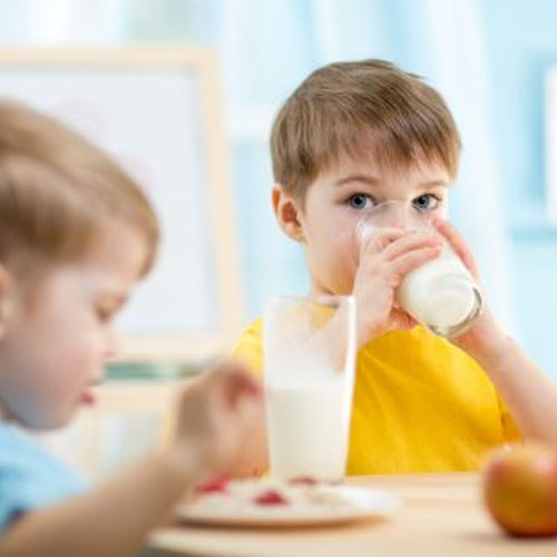 रोजाना बच्चों को दूध देना सही है! सही समय और मात्रा जानना भी है जरूरी