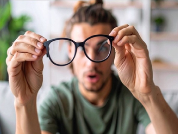 धीरे-धीरे धुंधली हो रही है नजर? ये मोतियाबिंद के शुरुआती संकेत हो सकते हैं 