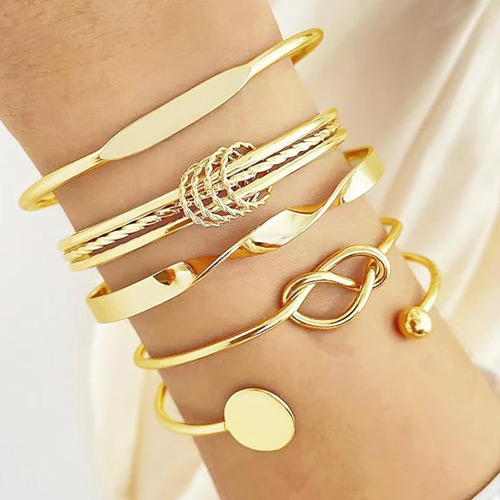 Jewellery Fashion: महिलाओं के हाथों में खूब जचेंगे ये कंगन, मार्केट में चल रहा है ट्रेडिंग