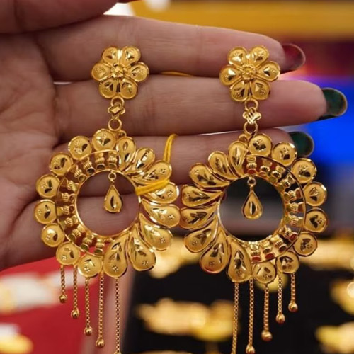 Jewellery Fashion: एक बार ट्राई करें गोल्ड टॉप्स झाला डिजाइन, खूब है ट्रेडिंग