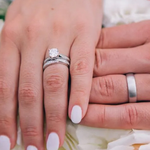 Jewellery Fashion: अपनी इंगेजमेंट पर पहनें इस तरह की रिंग, इस समय है ट्रेडिंग