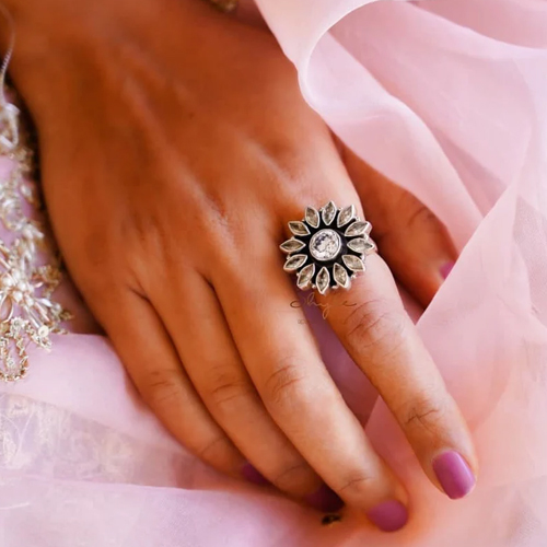 Jewellery Fashion: महिलाओं को खूब पसंद आ रही है फूलों वाली रिंग, किसी भी ओकेजन पर लगती है बेस्ट