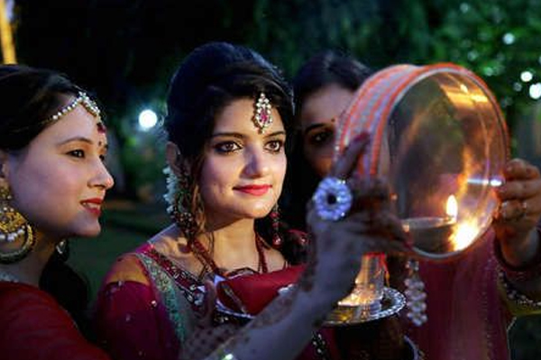 karwa chauth 2019 : सगाई के बाद लड़कियां रख रहीं हैं करवाचौथ का व्रत, भूलकर भी ना करें ऐसा 