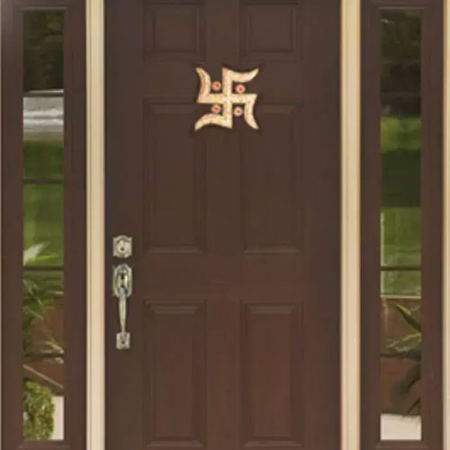 घर के मेन डोर पर रखें ये चीजें, दूर हो जाएगी किसी भी तरह की परेशानी