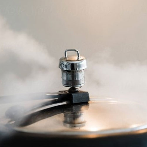 Kitchen Hacks: कुकर की सिटी में जम गई है गंदगी, तो इन आसान तरीकों से करें साफ