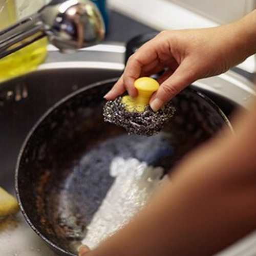 Kitchen Tips: कितना भी धोने पर नहीं जाती कढ़ाई की चिकनाई, तो इन तरीकों से करें साफ