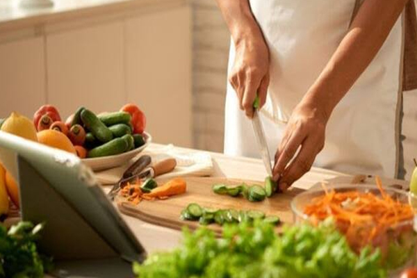 Kitchen Tips: सब्जी बनाने से पहले करें ये छोटी तैयारी, स्वाद के साथ बचेगा समय भी