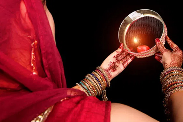 जाने, करवा चौथ के दिन महिलाएं क्यों करती हैं चंद्रमा की पूजा