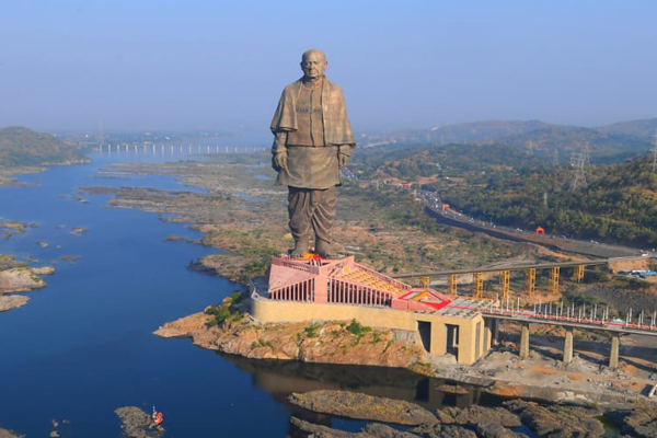 स्टेच्यू ऑफ यूनिटी की तरह ही दुनिया भर में सबसे ऊंची 
प्रतिमाएं हैं, डालते हैं  एक नजर..