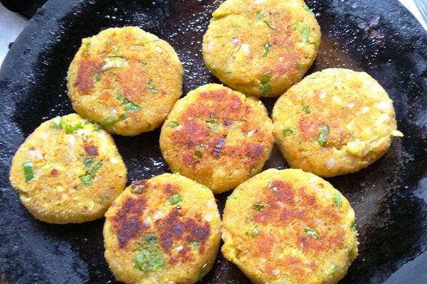 सावन के महीने में बनाएं स्वादिष्ट केले की टिक्की, बदल जाएगा जायका