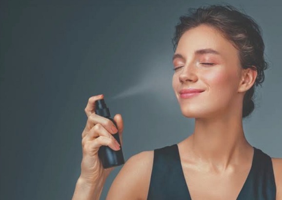 Make-Up tips : गर्मी और पसीने में भी मेकअप नहीं होगा खराब, आ गए ये 7 जबरदस्त सेटिंग स्प्रे