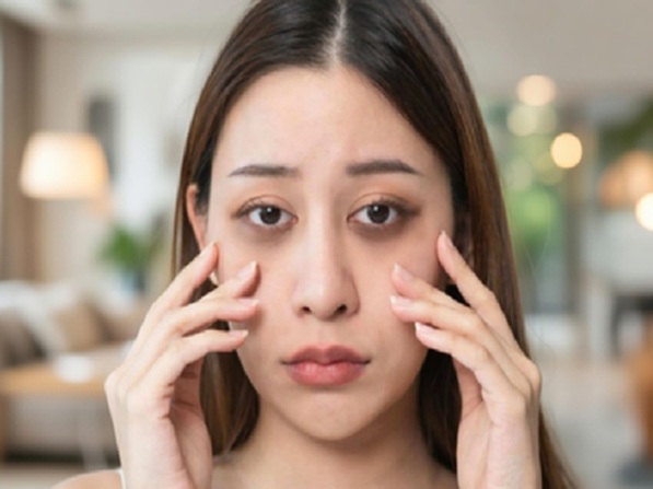 Make-Up tips: मेकअप करते वक्त की वो गलतियां, जो समय से पहले आपको दिखा सकती हैं बूढ़ा
