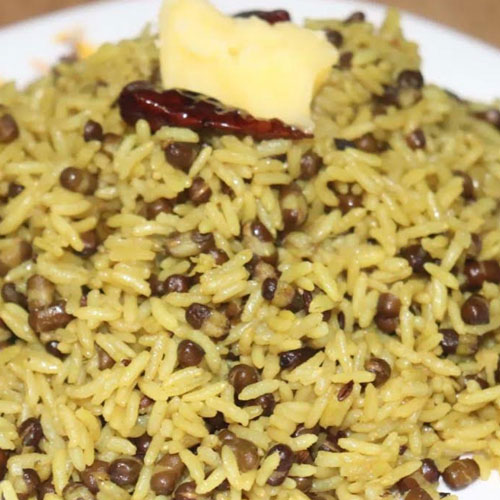 मकर संक्रांति पर इस तरह बनाएं उड़द दाल की खिचड़ी, चाव से खाएगा परिवार