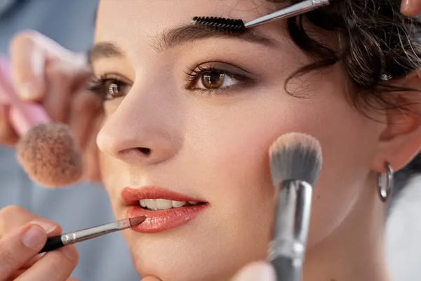 Makeup Tips: मेकअप को लंबे समय तक टिकाने के चक्कर में इन गलतियों से बचें