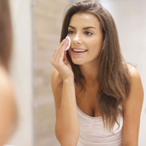 Makeup Tips: सही तरीके से हटाना चाहिए मेकअप, नहीं तो चेहरे पर पड़ता है असर