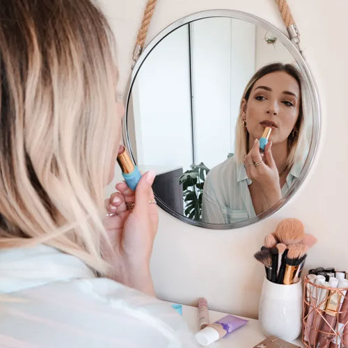 Makeup Tips: गर्मियों में लंबे समय तक टिकेगा मेकअप, करें ये काम