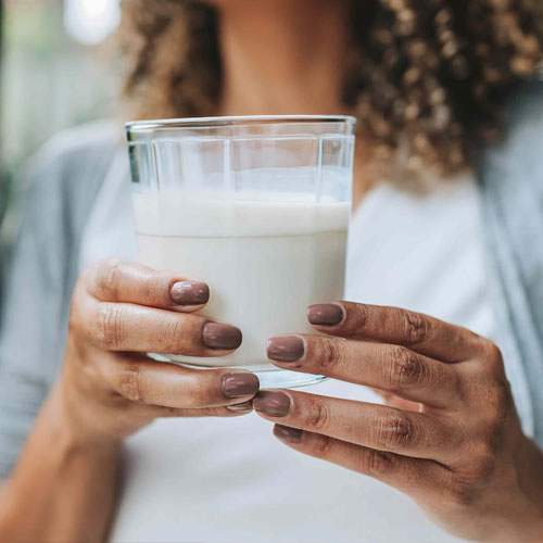 रात का हेल्थ बूस्टर है दूध, जानें सर्दी में कैसे करता है स्वास्थ्य की पूरी देखभाल