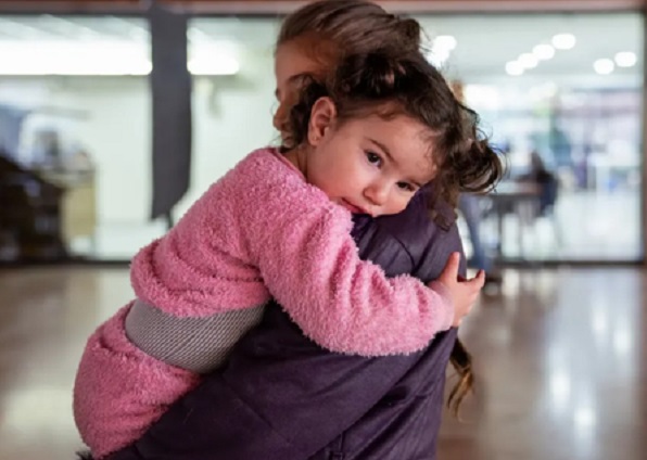 Moms & Baby Care : कहीं स्ट्रेस में तो नहीं आपका बच्चा? इन लक्षणों से पहचानें परेशानी, करें आसान समाधान