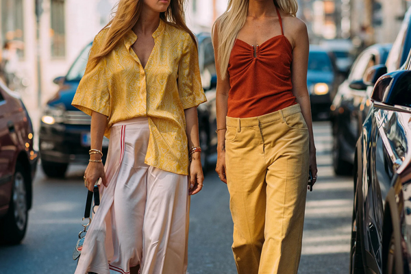 Monsoon Fashion: मानसून में पहनें इस तरह के कपड़े, वार्डरोब में करें शामिल