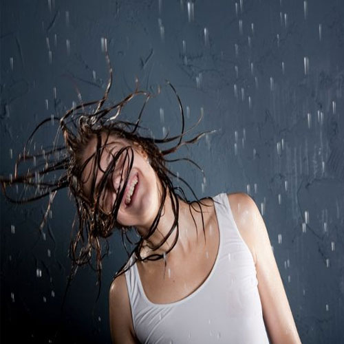 बारिश में बालों को गुनगुनाने दो