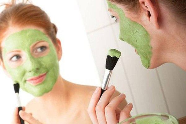 Monsoon Skin Care: मानसून की उमस से चेहरा पड़ गया है डल, तुलसी से बनाएं फेस पैक