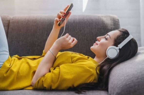 तनाव दूर कर मूड बेहतर करती है म्यूजिक थेरेपी, मेंटल हेल्थ के लिए वरदान से कम नहीं संगीत
