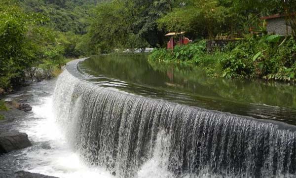 प्राकृतिक सौन्दर्य से घिरा एषाट्टुमुखम 