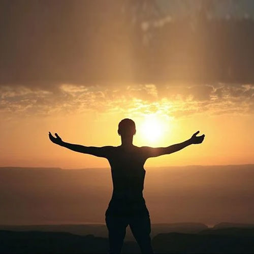 नेगेटिविटी दुनिया कर देती है बर्बाद, इस तरह खुद को रखें दूर