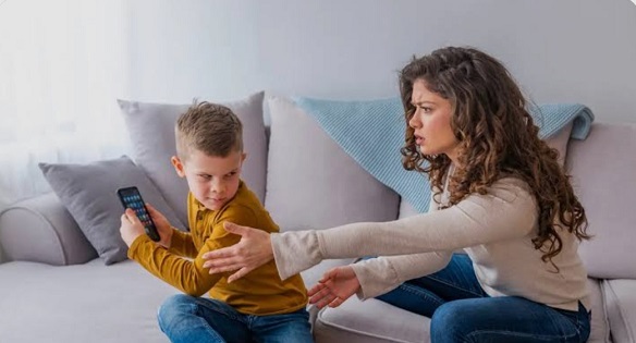 Parenting : स्क्रीन के आगे बेबस हैं पैरेंट्स, बच्चों के हाथ से बिना रोए-धोए छूटेगा मोबाइल बस अपनाएं ये 5 साइकोलॉजिकल ट्रिक्स