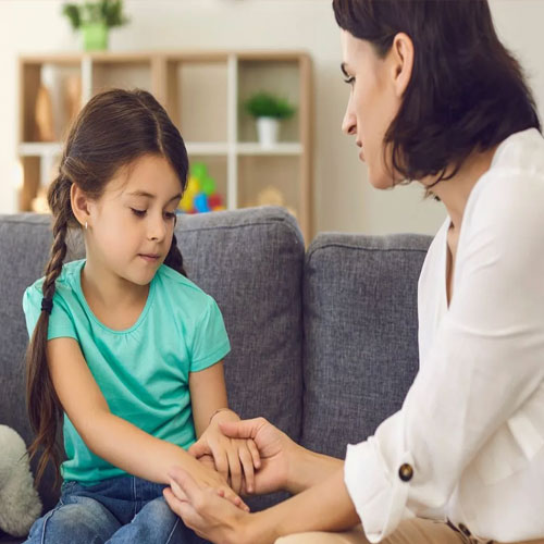 Parenting Tips: कहीं आप भी तो नहीं कर रहे बच्चों की गलत परवरिश, इन बातों से पता लगाएं