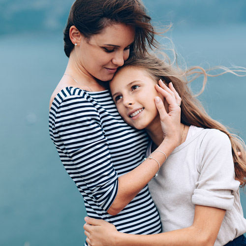 Parenting Tips: बड़ी हो रही है बेटी, तो उन्हें बताएं प्यार से जुड़ी ये बातें