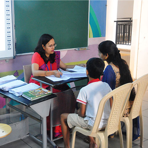 Parenting Tips: पेरेंट्स टीचर मीटिंग में जरूर पूछें ये सवाल, बच्चे की प्रोग्रेस के लिए है जरूरी 