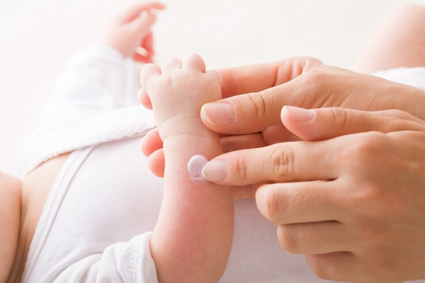 Parenting Tips: बेबी की स्किन पर बिल्कुल न लगाएं ये प्रोडक्ट्स, हो सकता है नुकसान