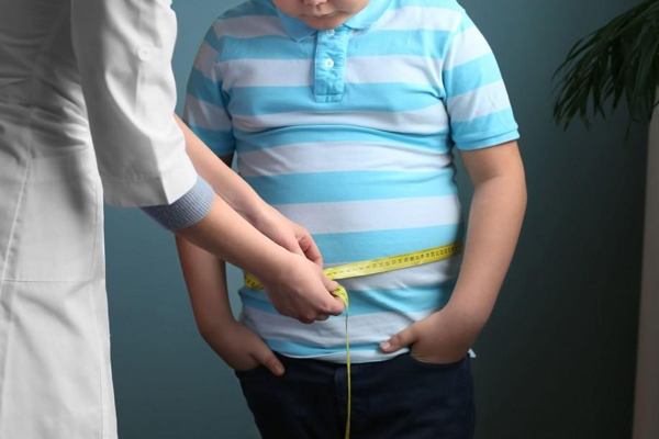Parenting Tips: बढ़ता ही जा रहा है बच्चे का मोटापा, तो इस तरह करें कंट्रोल