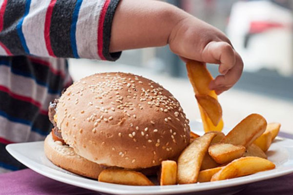 Parenting Tips: बच्चों को रोज रोज न दें ये फूड्स, हो सकता है नुकसान
