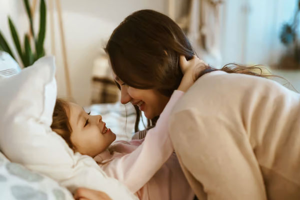 Parenting Tips: सोने से पहले बच्चों से बिल्कुल न कहें ये बातें, पड़ता है बुरा असर