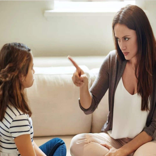 Parenting Tips: पब्लिक में बच्चों पर ना चिल्लाएं, बच्चों पर लंबे समय तक रहता है इसका असर